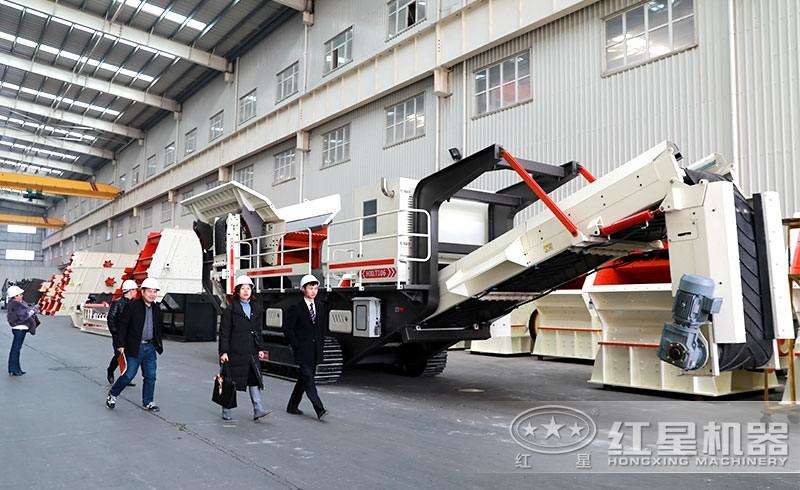 河南鄭州移動(dòng)式粉碎機(jī)廠家，用戶參觀車間